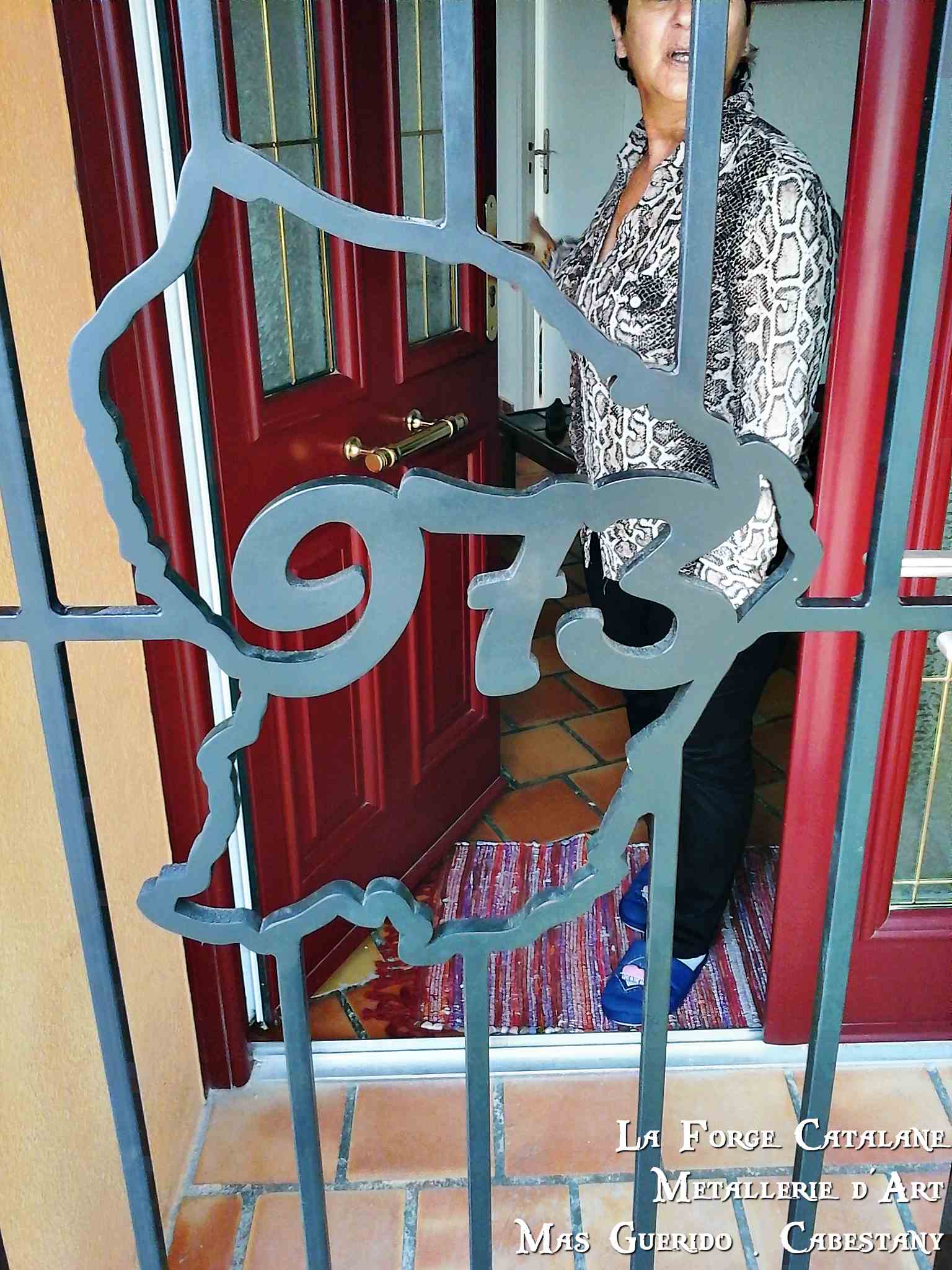 grille protection articulee decoupe laser motif central serrure 3 points forge catalane 3.jpg